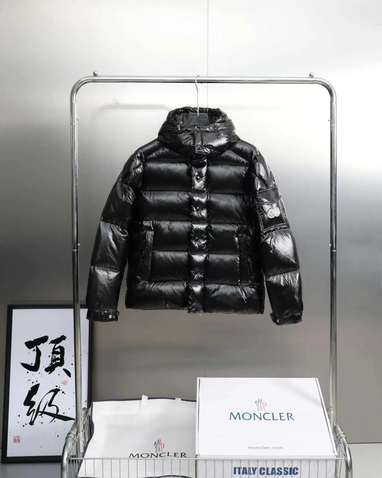 P390 Moncler/ 2026 70 、 。 DNA ， ， 。 Classic ， 、 。 Classic 70 。 Quality， 90 ，Premium Quality ， ，Black ！ Sizes M-3XL